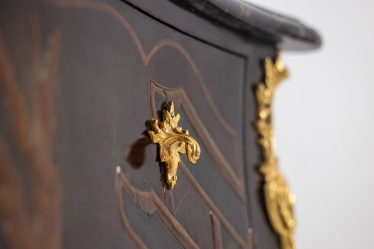 Commode sauteuse en laque avec son marbre. Années 1950. LS40112687Y