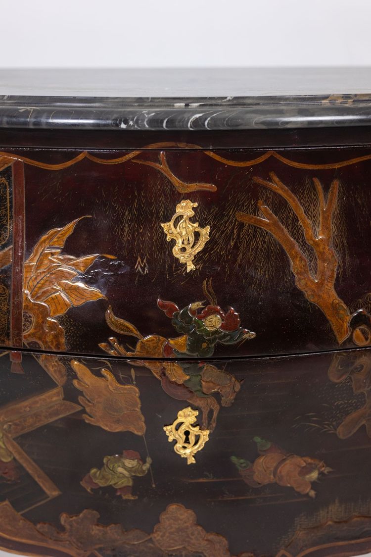 Commode sauteuse en laque avec son marbre. Années 1950. LS40112687Y