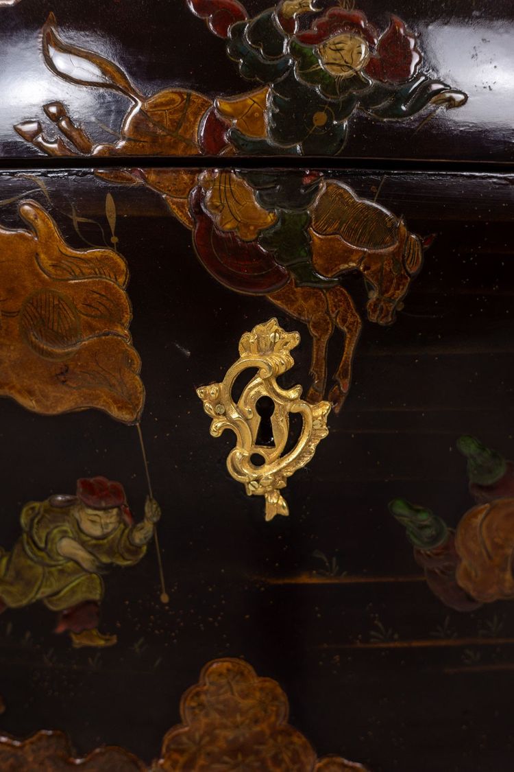 Commode sauteuse en laque avec son marbre. Années 1950. LS40112687Y