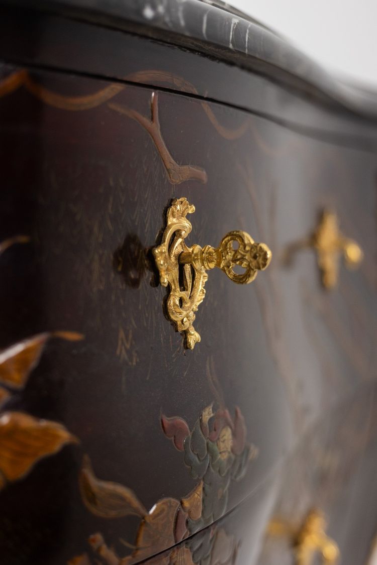 Commode sauteuse en laque avec son marbre. Années 1950. LS40112687Y