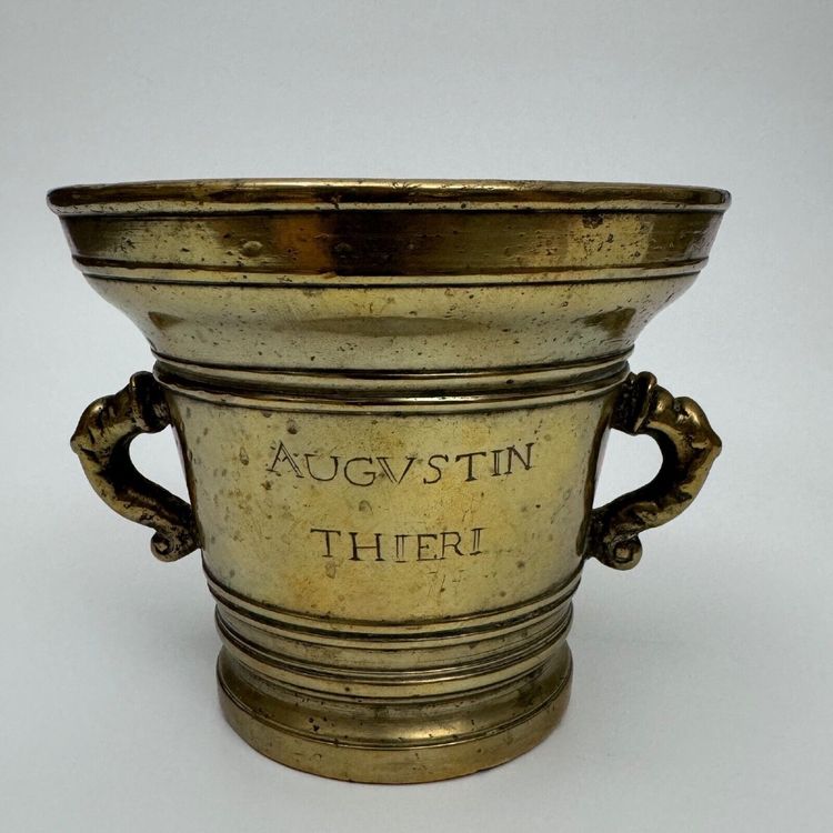 Mortier de pharmacie XVIIIe Augustin Thieri en bronze patiné