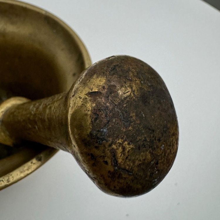Mortier de pharmacie XVIIIe Augustin Thieri en bronze patiné