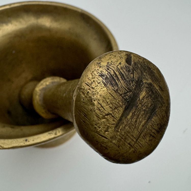Mortier de pharmacie XVIIIe Augustin Thieri en bronze patiné