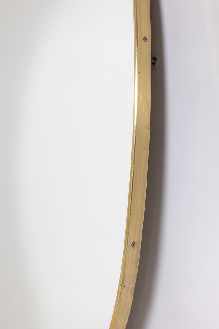 Specchio di forma ovale con asta in ottone dorato. Anni '70. Modello LS6260509U