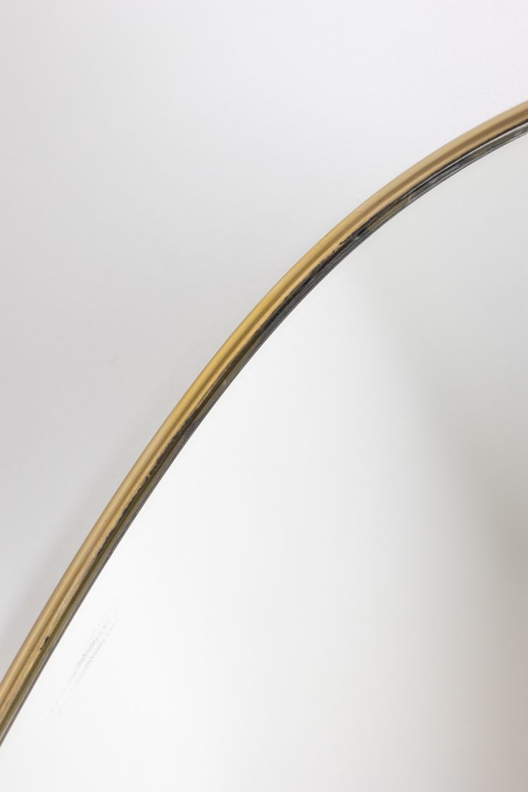 Specchio di forma ovale con asta in ottone dorato. Anni '70. Modello LS6260509U