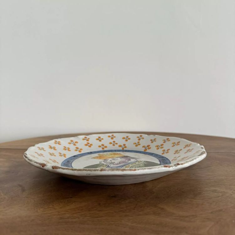 Assiette XVIIIe Nevers 1706 L'Archevêque de Paris plus Amis des Dames