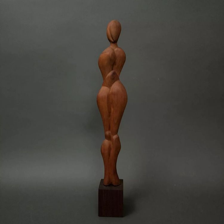 Scultura in legno intagliato raffigurante una donna, opera di Calin Hentea, XX secolo