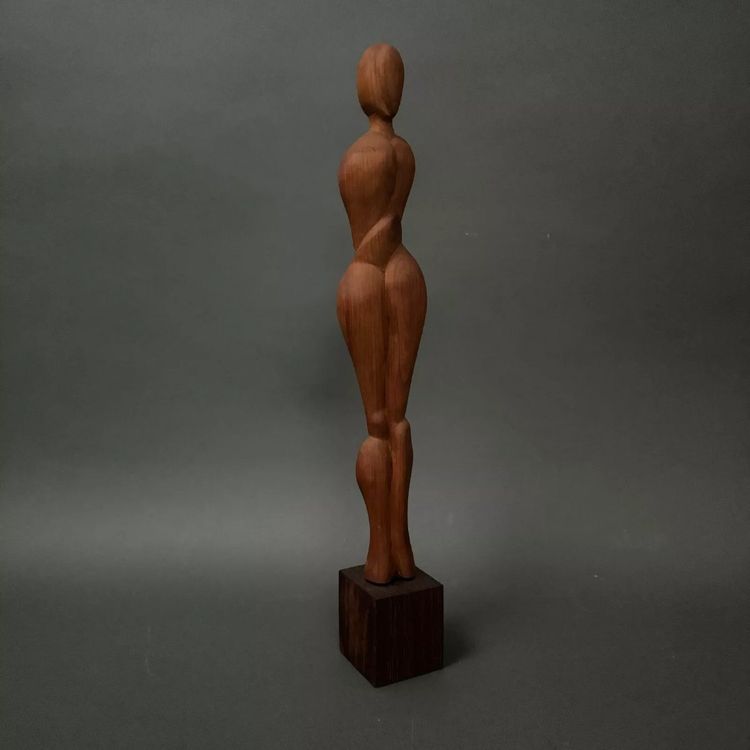 Scultura in legno intagliato raffigurante una donna, opera di Calin Hentea, XX secolo