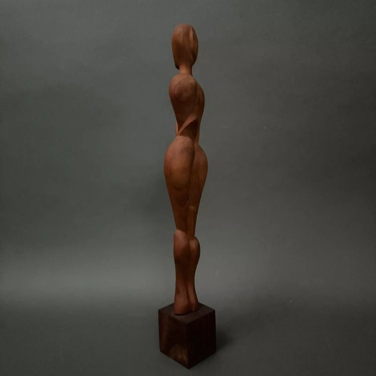 Scultura in legno intagliato raffigurante una donna, opera di Calin Hentea, XX secolo