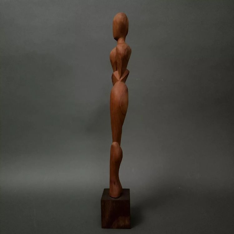 Scultura in legno intagliato raffigurante una donna, opera di Calin Hentea, XX secolo