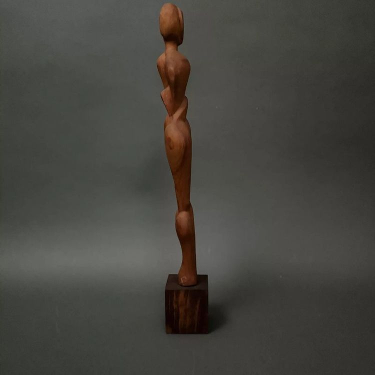 Scultura in legno intagliato raffigurante una donna, opera di Calin Hentea, XX secolo