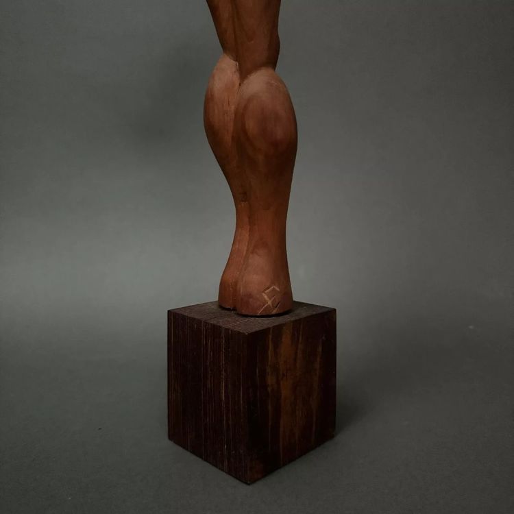 Scultura in legno intagliato raffigurante una donna, opera di Calin Hentea, XX secolo