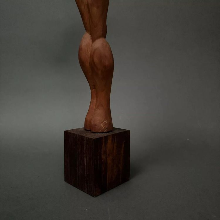 Scultura in legno intagliato raffigurante una donna, opera di Calin Hentea, XX secolo