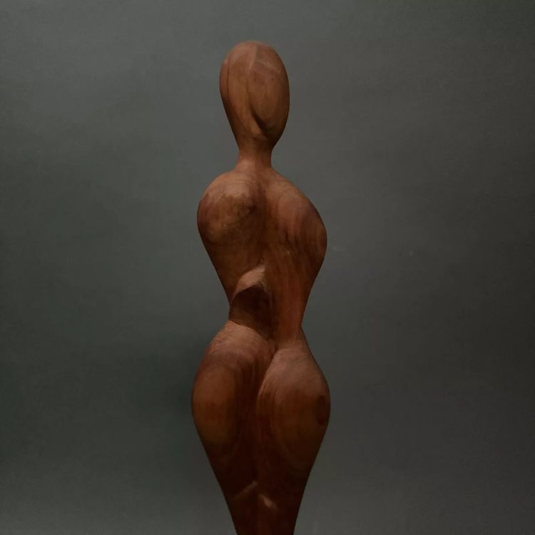 Scultura in legno intagliato raffigurante una donna, opera di Calin Hentea, XX secolo
