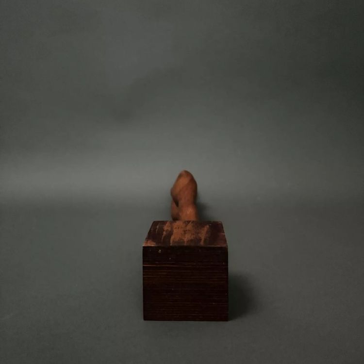 Scultura in legno intagliato raffigurante una donna, opera di Calin Hentea, XX secolo