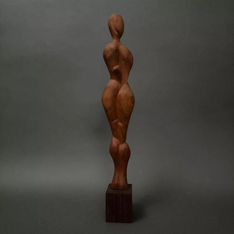 Scultura in legno intagliato raffigurante una donna, opera di Calin Hentea, XX secolo