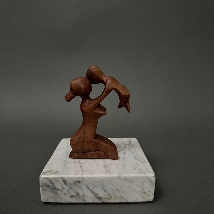 Scultura di Calin Hentea raffigurante una madre e il suo bambino, XX secolo
