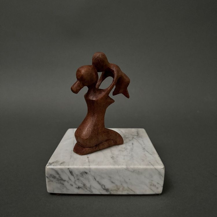Scultura di Calin Hentea raffigurante una madre e il suo bambino, XX secolo