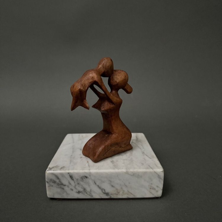 Scultura di Calin Hentea raffigurante una madre e il suo bambino, XX secolo