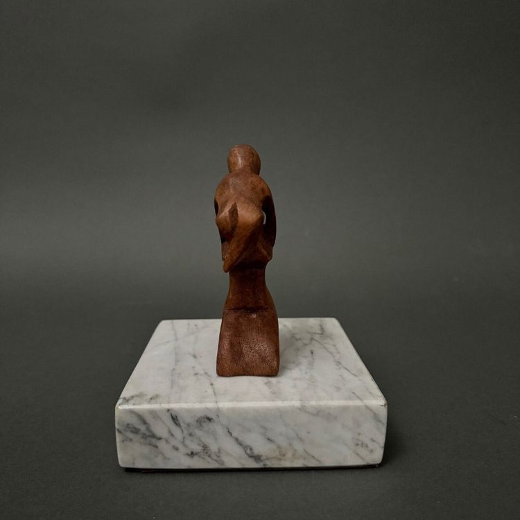 Scultura di Calin Hentea raffigurante una madre e il suo bambino, XX secolo