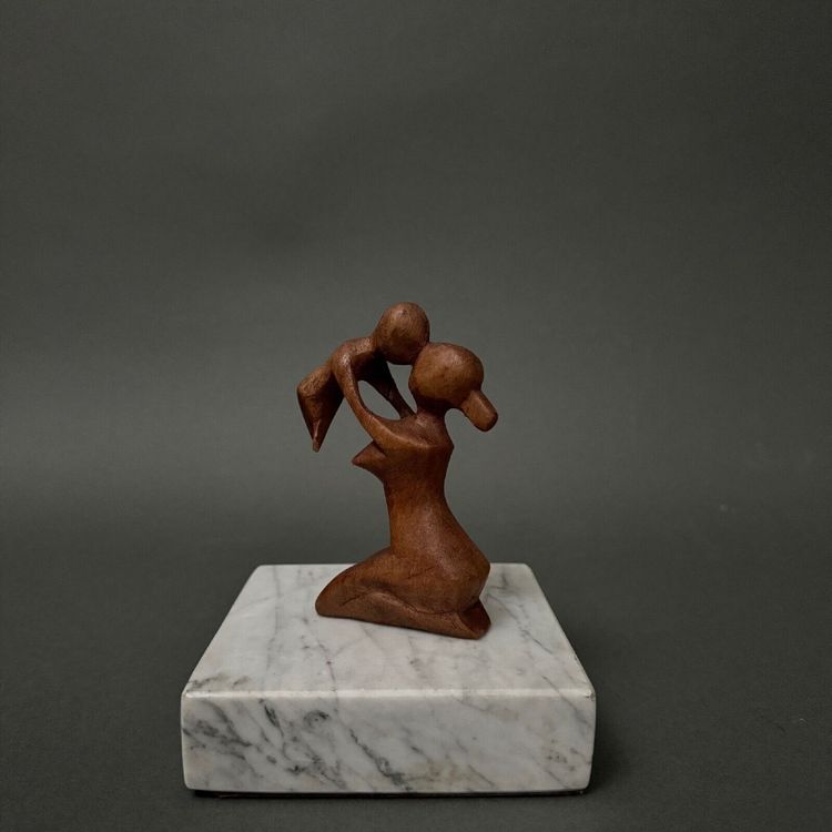 Scultura di Calin Hentea raffigurante una madre e il suo bambino, XX secolo