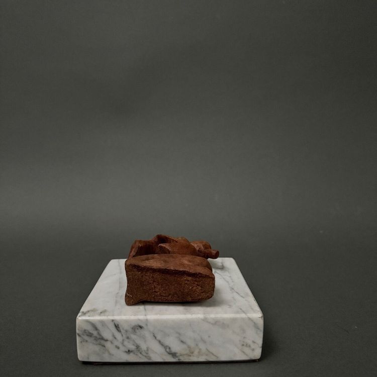 Scultura di Calin Hentea raffigurante una madre e il suo bambino, XX secolo