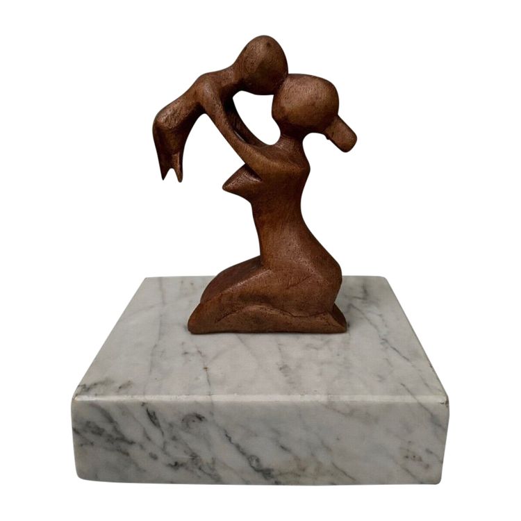 Scultura di Calin Hentea raffigurante una madre e il suo bambino, XX secolo