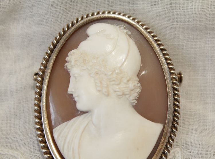 Grande spilla con cammeo raffigurante il busto di Paride, Canova fine XIX secolo