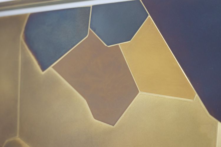 Panneau décoratif intitulé « Fragmentations – X ». Travail d’artisan d’art. LS63782900
