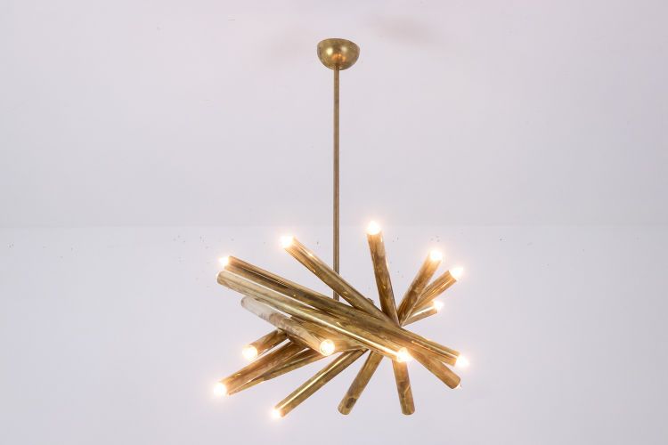 Coppia di lampadari in ottone placcato oro opaco. Opera italiana degli anni '70. Codice articolo: LS64241951/2D