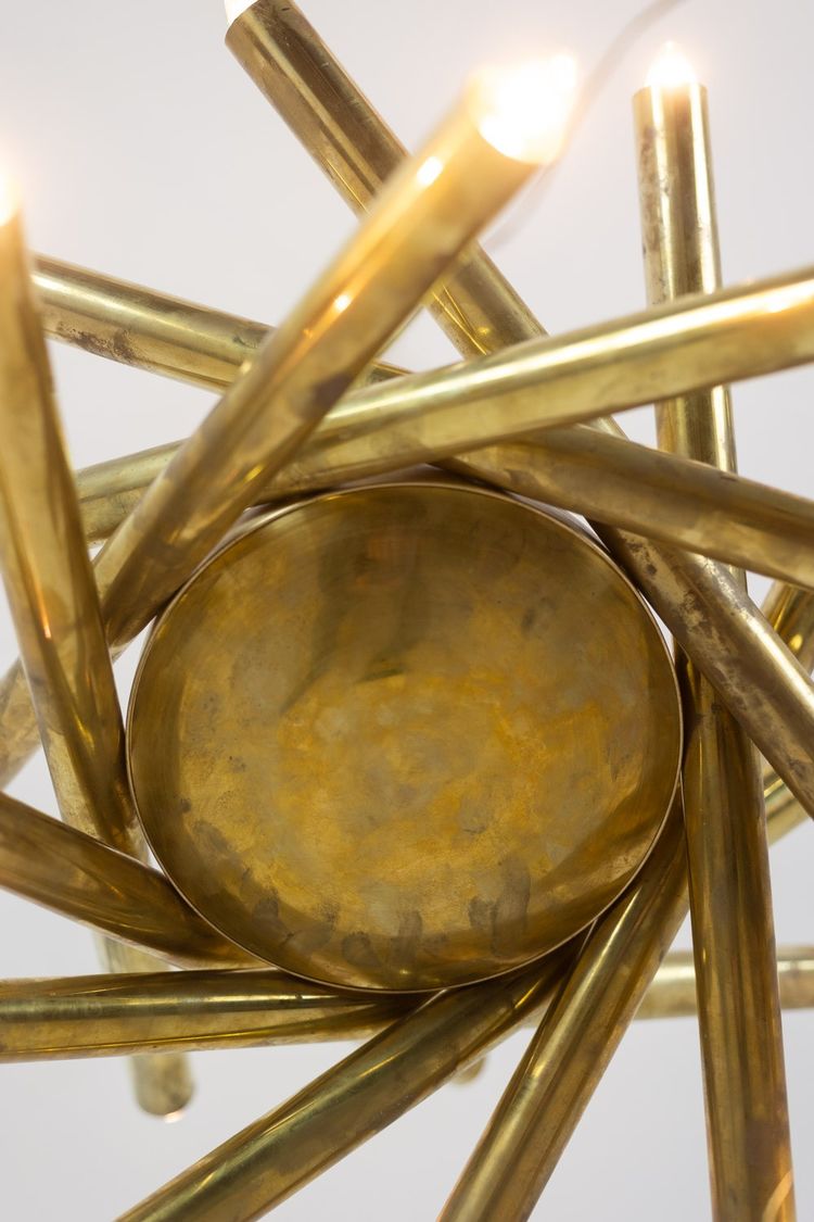 Coppia di lampadari in ottone placcato oro opaco. Opera italiana degli anni '70. Codice articolo: LS64241951/2D