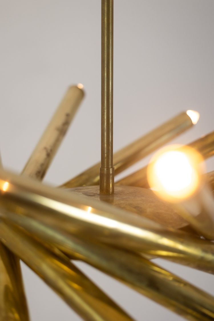 Coppia di lampadari in ottone placcato oro opaco. Opera italiana degli anni '70. Codice articolo: LS64241951/2D