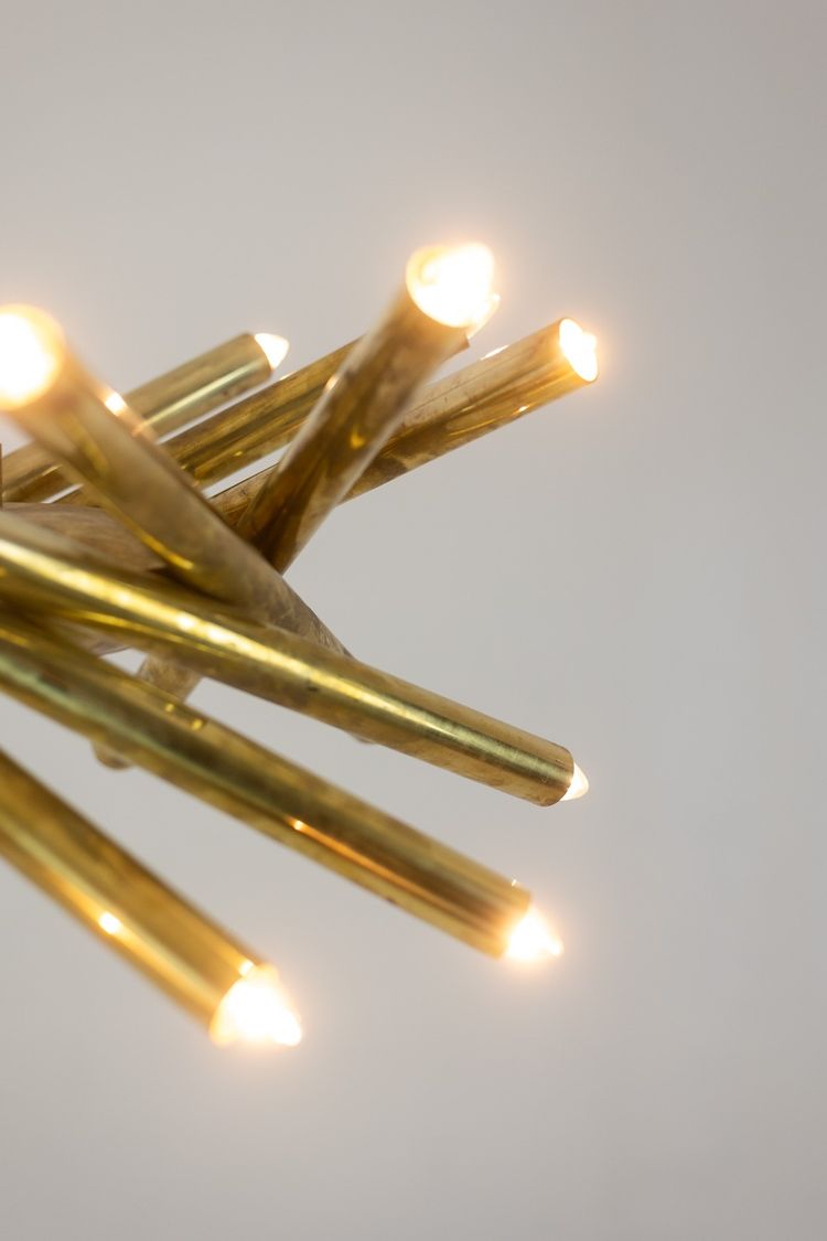 Coppia di lampadari in ottone placcato oro opaco. Opera italiana degli anni '70. Codice articolo: LS64241951/2D