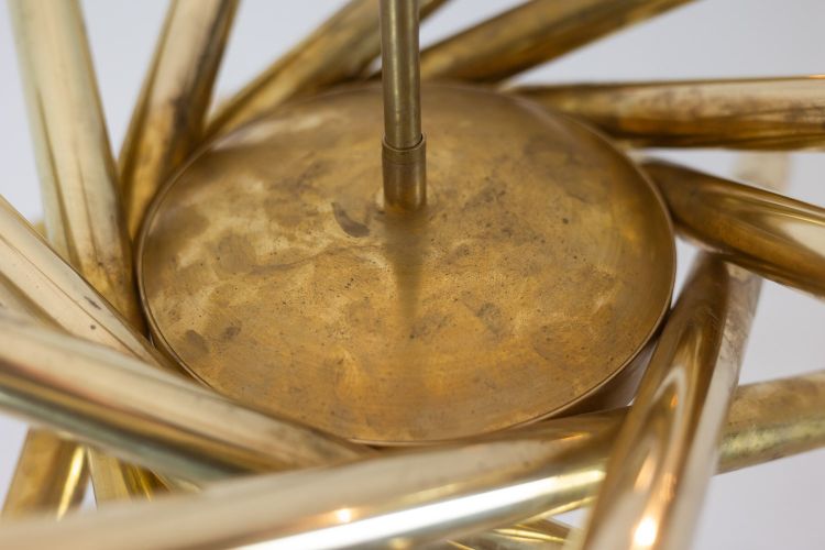 Coppia di lampadari in ottone placcato oro opaco. Opera italiana degli anni '70. Codice articolo: LS64241951/2D
