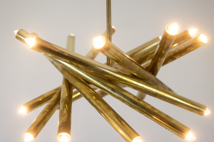Coppia di lampadari in ottone placcato oro opaco. Opera italiana degli anni '70. Codice articolo: LS64241951/2D