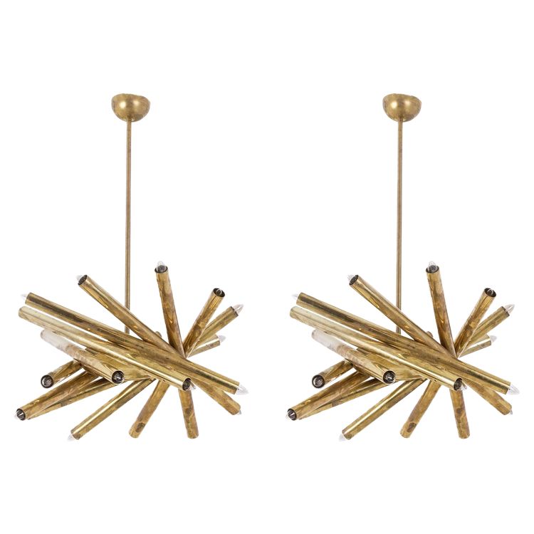 Coppia di lampadari in ottone placcato oro opaco. Opera italiana degli anni '70. Codice articolo: LS64241951/2D
