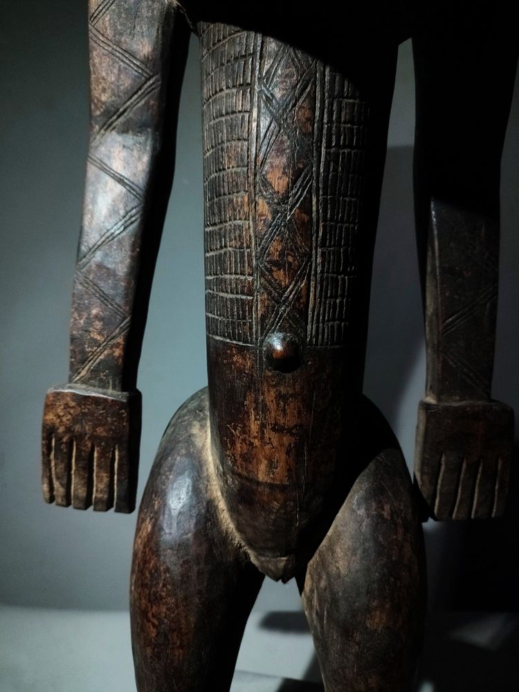 Grande statua femminile in stile cubista Bambara Mali