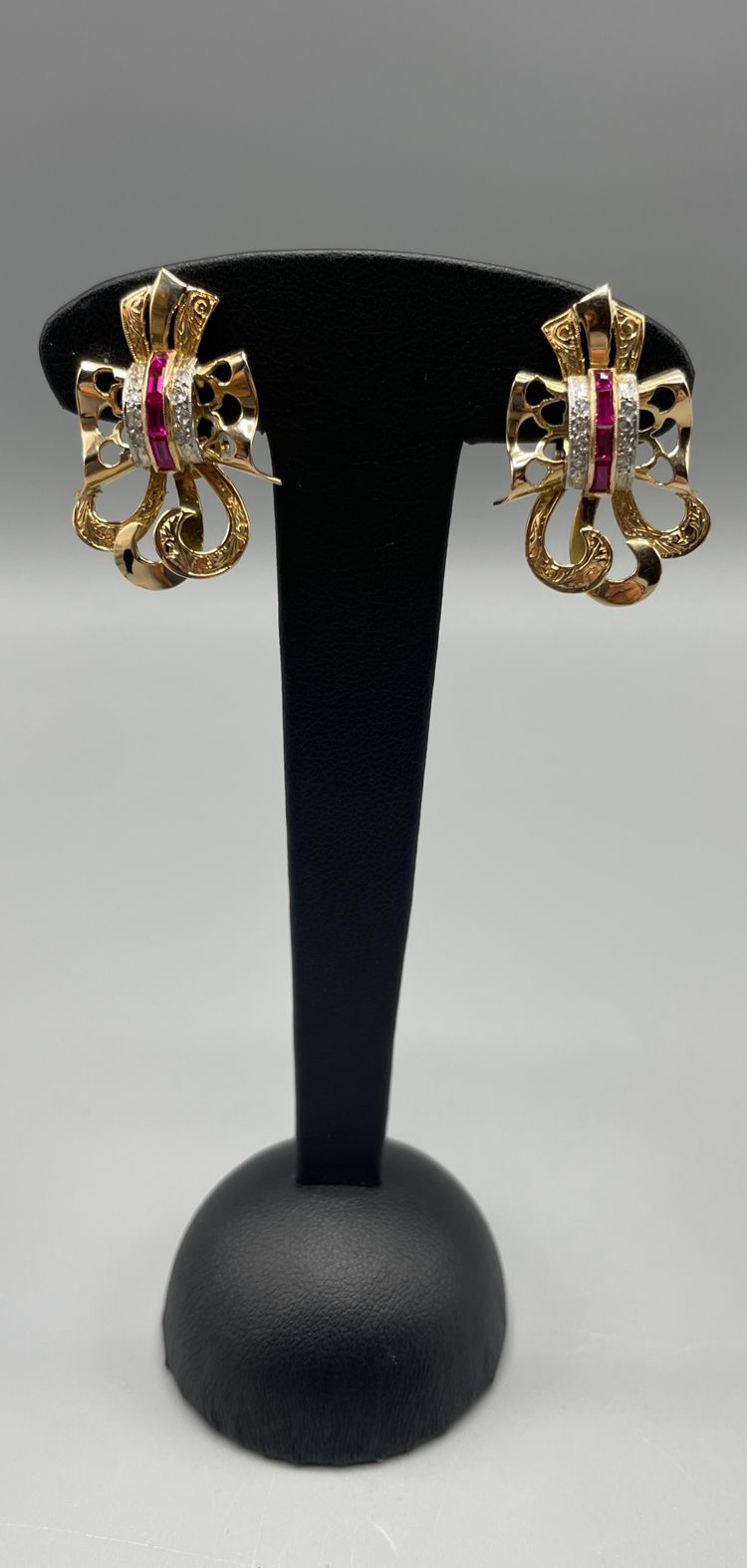 Set spilla e orecchini in oro e rubini con diamanti