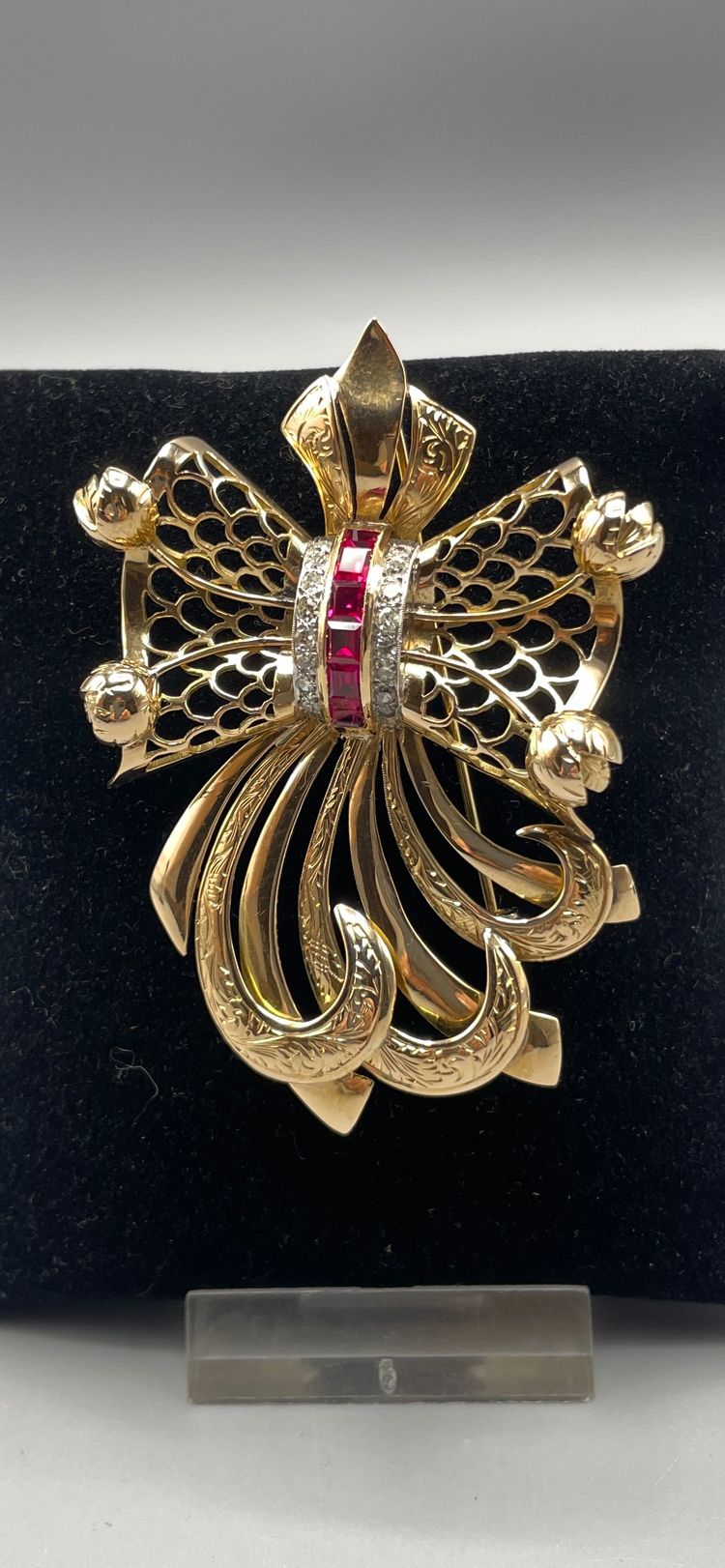 Set spilla e orecchini in oro e rubini con diamanti
