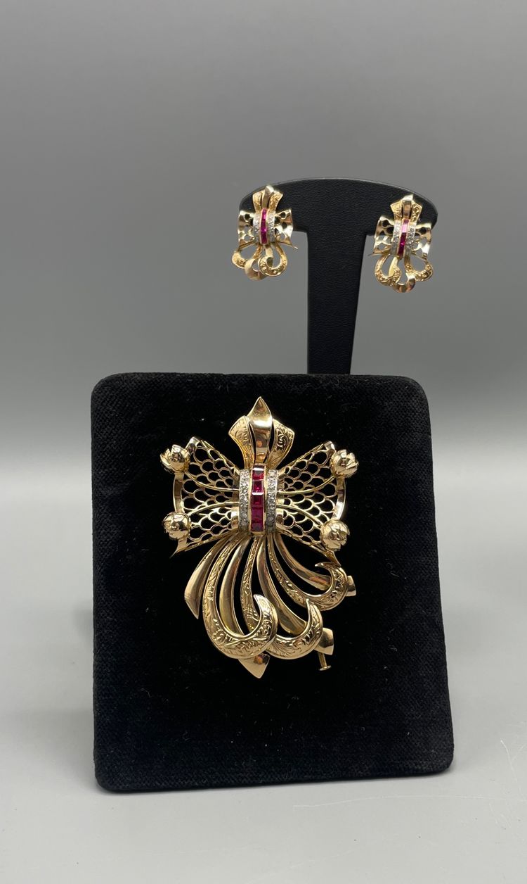 Set spilla e orecchini in oro e rubini con diamanti