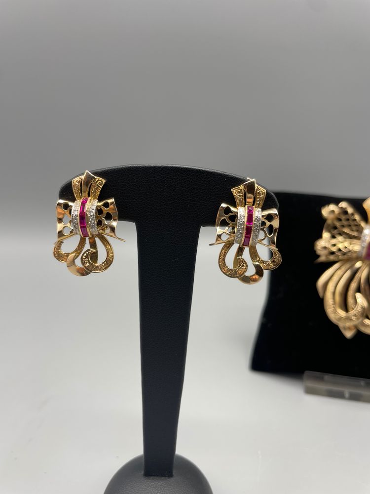Set spilla e orecchini in oro e rubini con diamanti