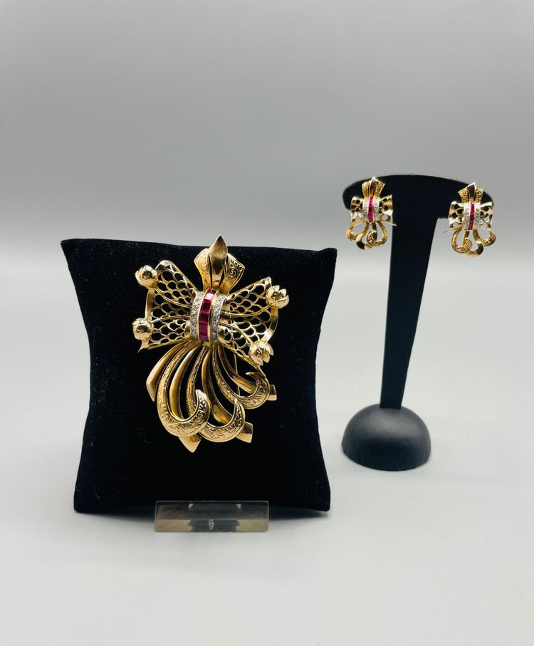 Set spilla e orecchini in oro e rubini con diamanti