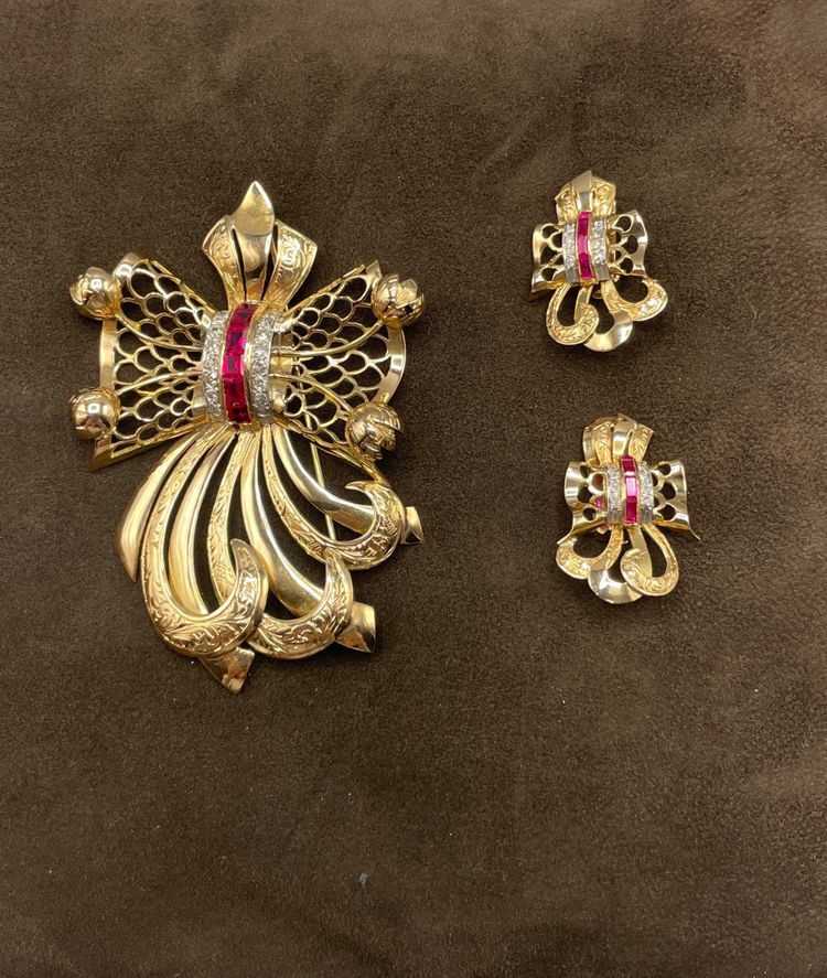 Set spilla e orecchini in oro e rubini con diamanti