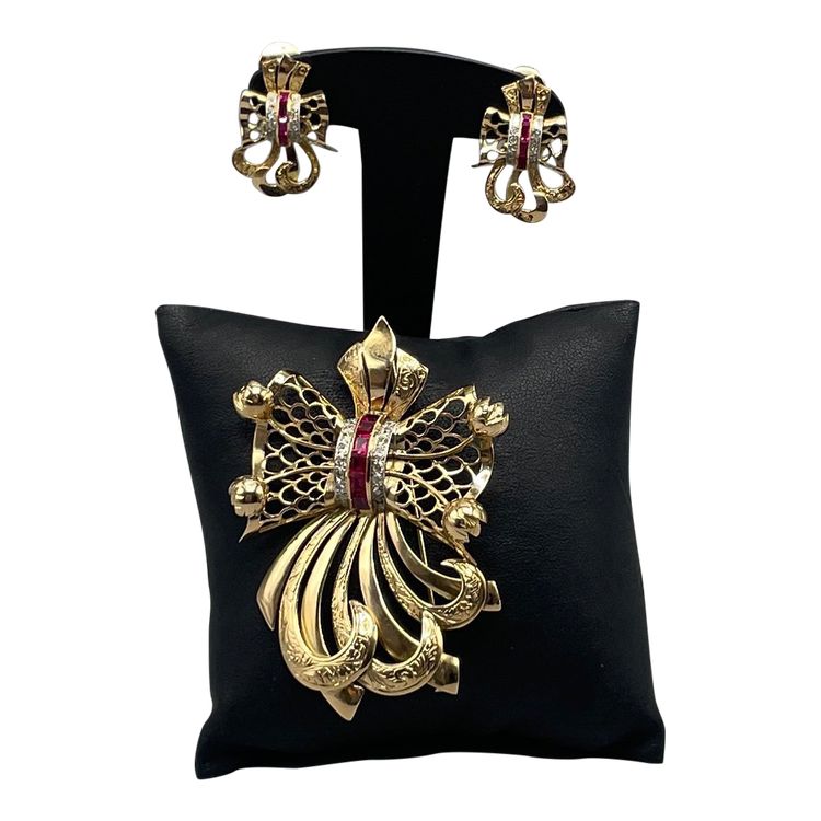 Set spilla e orecchini in oro e rubini con diamanti