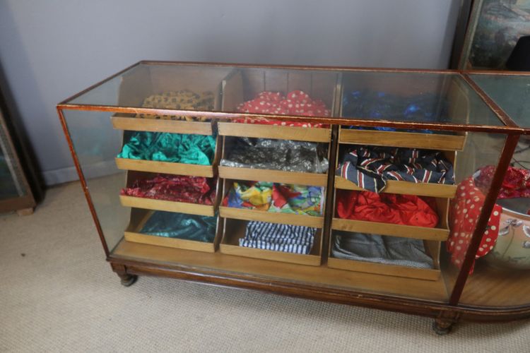 12-drawer store display case