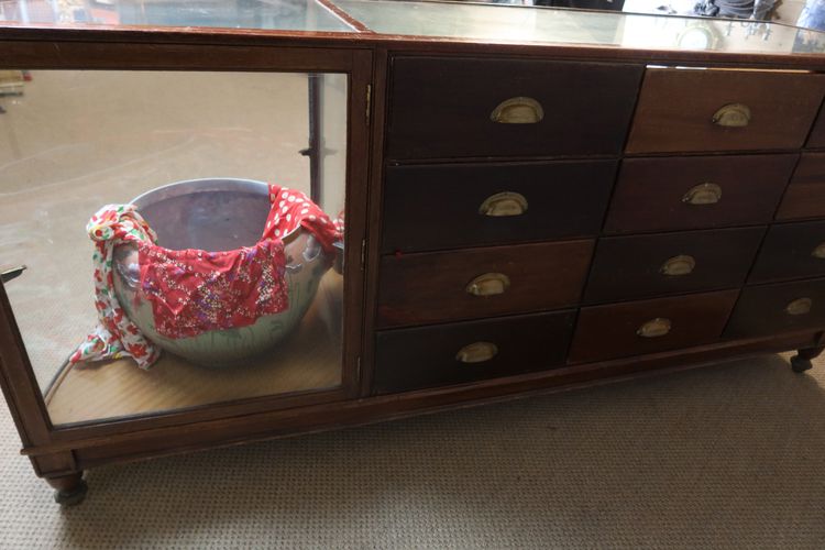 12-drawer store display case