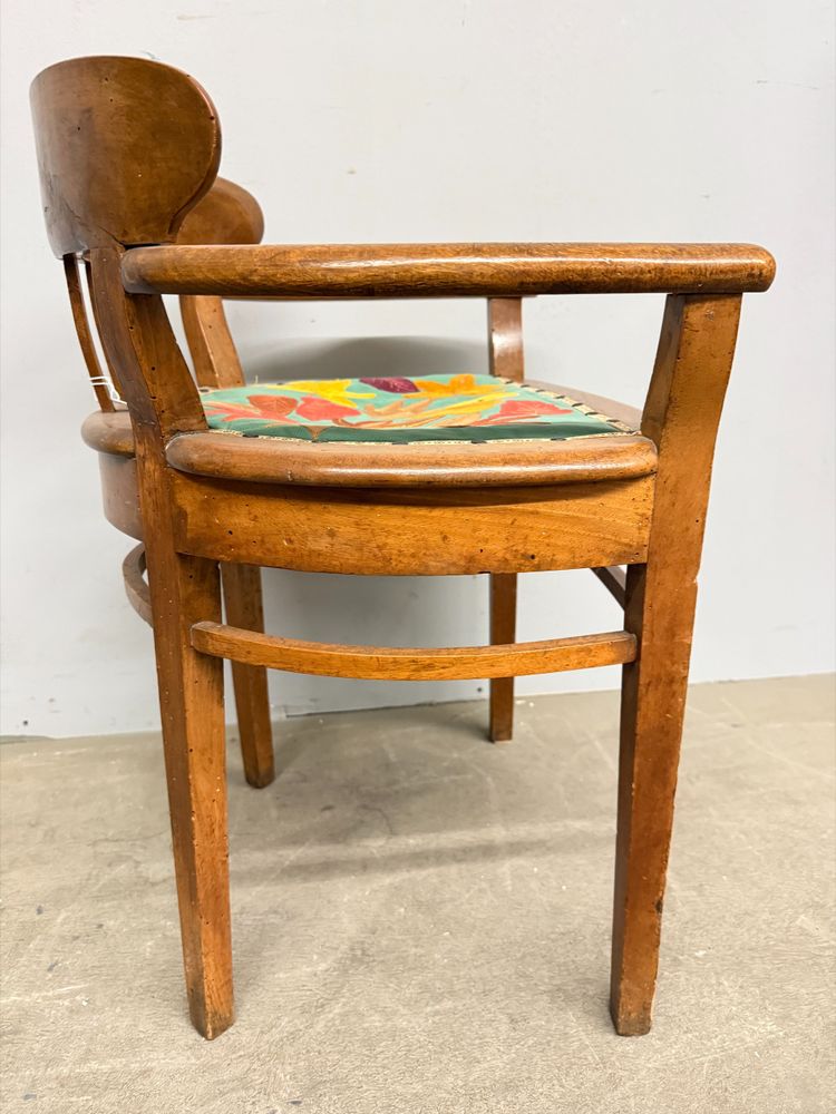 Antica poltroncina art decò 1940 in noce, seduta ricamata a foglie,70x52x44 cm