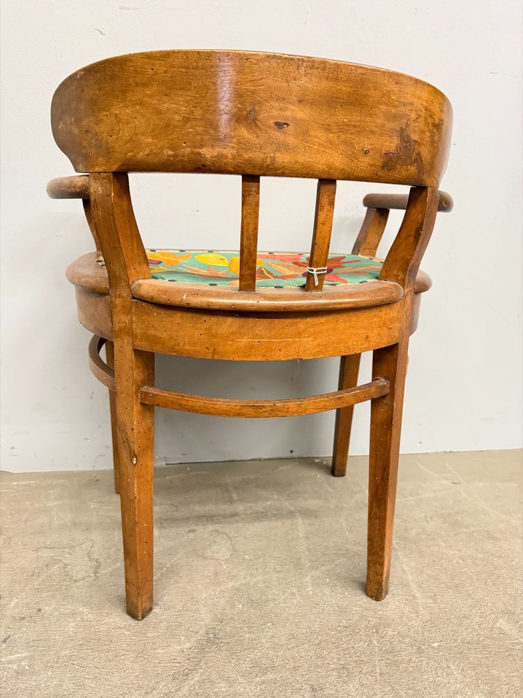Antica poltroncina art decò 1940 in noce, seduta ricamata a foglie,70x52x44 cm