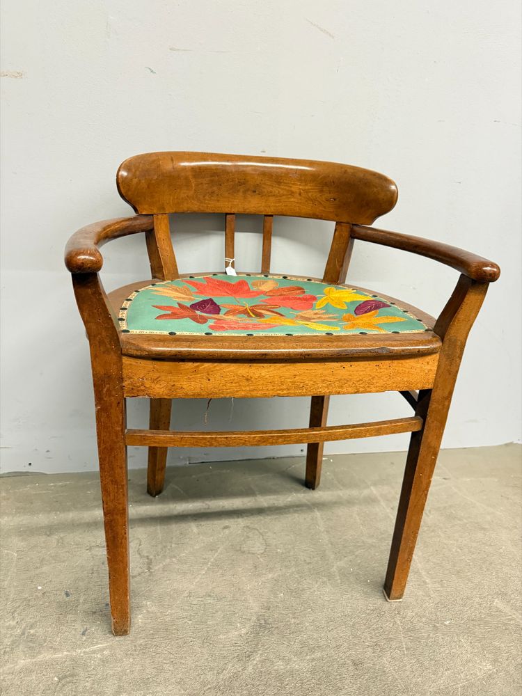 Antica poltroncina art decò 1940 in noce, seduta ricamata a foglie,70x52x44 cm