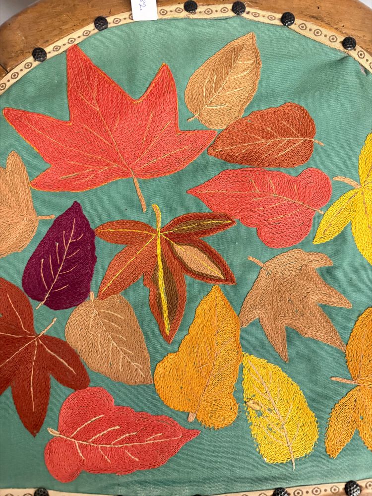 Antica poltroncina art decò 1940 in noce, seduta ricamata a foglie,70x52x44 cm